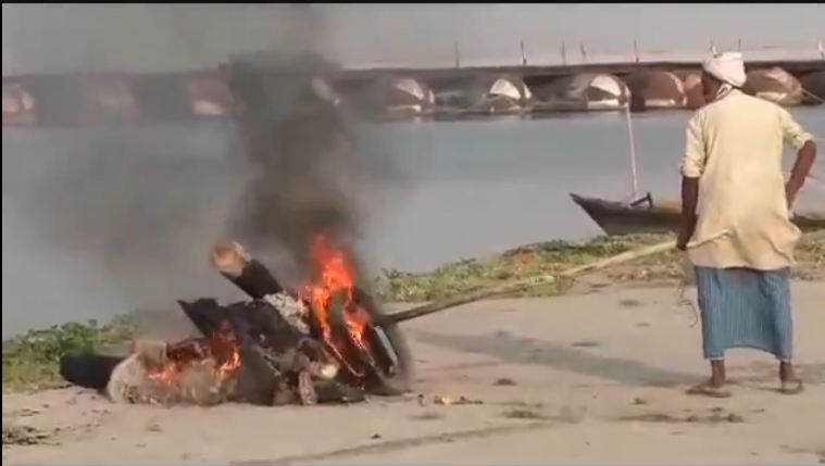 बलिया में टायर जलाकर अंतिम संस्कार का मामला: जांच के आदेश