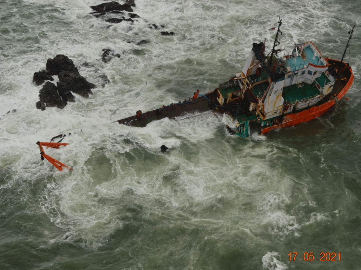 ताउते तूफान में फंसा भारतीय जहाज मुंबई के पास डूबा, अब तक 146 को बचाया गया