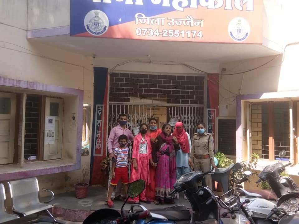 उज्जैन पुलिस का सराहनीय कार्य: विक्षिप्त महिला को उसके परिवार से मिलवाया