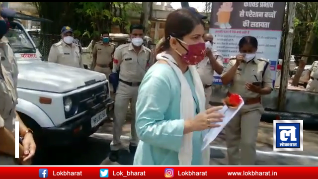 स्वास्थ्य मंत्री को फूल और ज्ञापन देने गई कांग्रेस नेत्री नूरी खान को पुलिस ने हिरासत में लिया