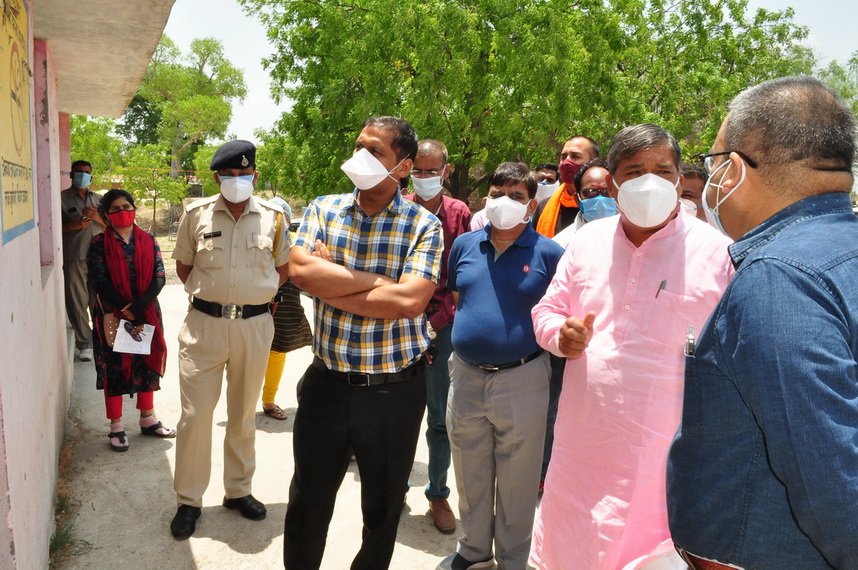कलेक्टर एवं एसपी ने महिदपुर तहसील के गांवो के आइसोलेशन सेंटर का निरीक्षण किया