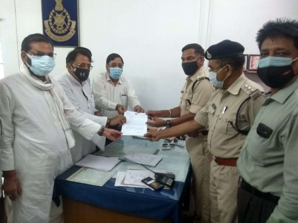 कांग्रेस नेताओं ने चंपत राय के खिलाफ पुलिस में दी शिकायत