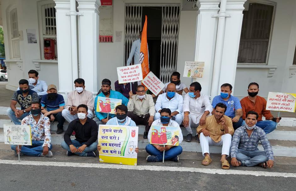 बढ़ती महंगाई के विरोध में युवक कांग्रेस का मौन धरना, काली पट्टी बांधकर जताया विरोध