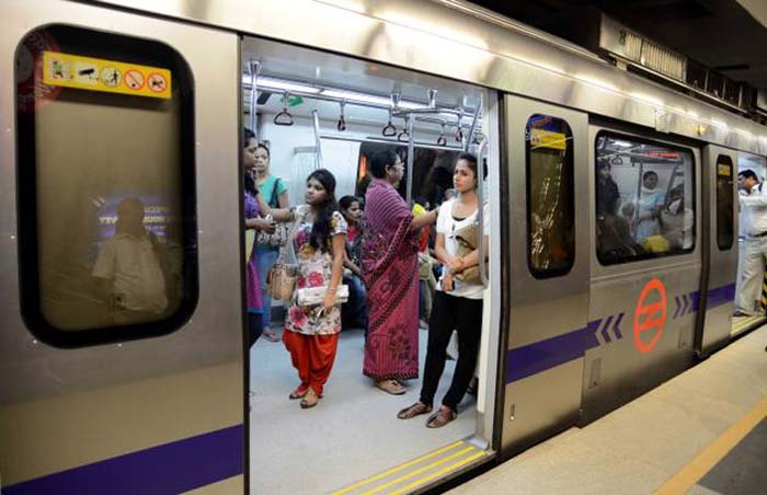 दिल्ली में ऑड-ईवन के आधार पर खुलेंगी दुकानें, 50% क्षमता के साथ चलेगी मेट्रो