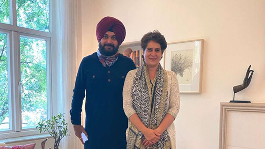 सिद्धू से बैठक के बाद सोनिया से मिलने10 जनपथ पहुंची प्रियंका