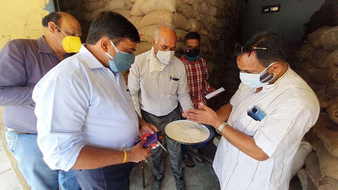 खाद्य आयोग के सदस्य ने उचित मूल्य दुकान का निरीक्षण किया
