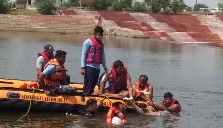 स्कूबा डायविंग की मदद से न्यू त्रिवेणी पर पानी में डूबे बालक के शव को निकाला