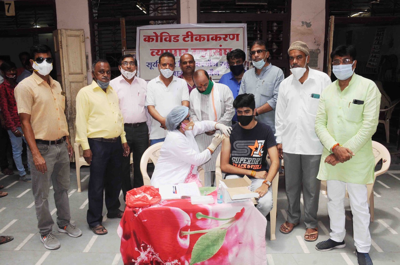 व्यापारिक प्रतिष्ठानों के मालिकों और कर्मचारियों का टीकाकरण