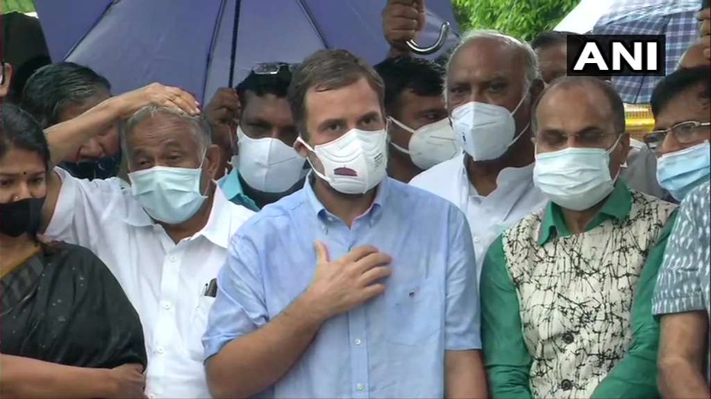 जासूसी पर संसद में घमासान, राहुल बोले ‘सरकार बताये पेगासस खरीदा था कि नहीं’