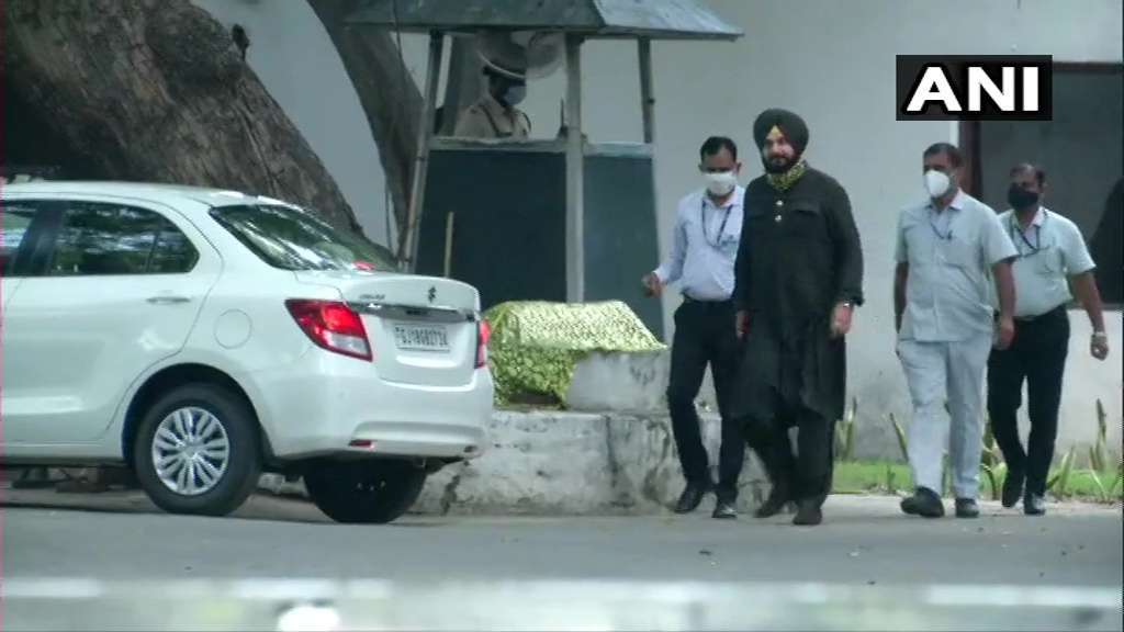 सोनिया गांधी से मिलने दस जनपथ पहुंचे सिद्धू और हरीश रावत