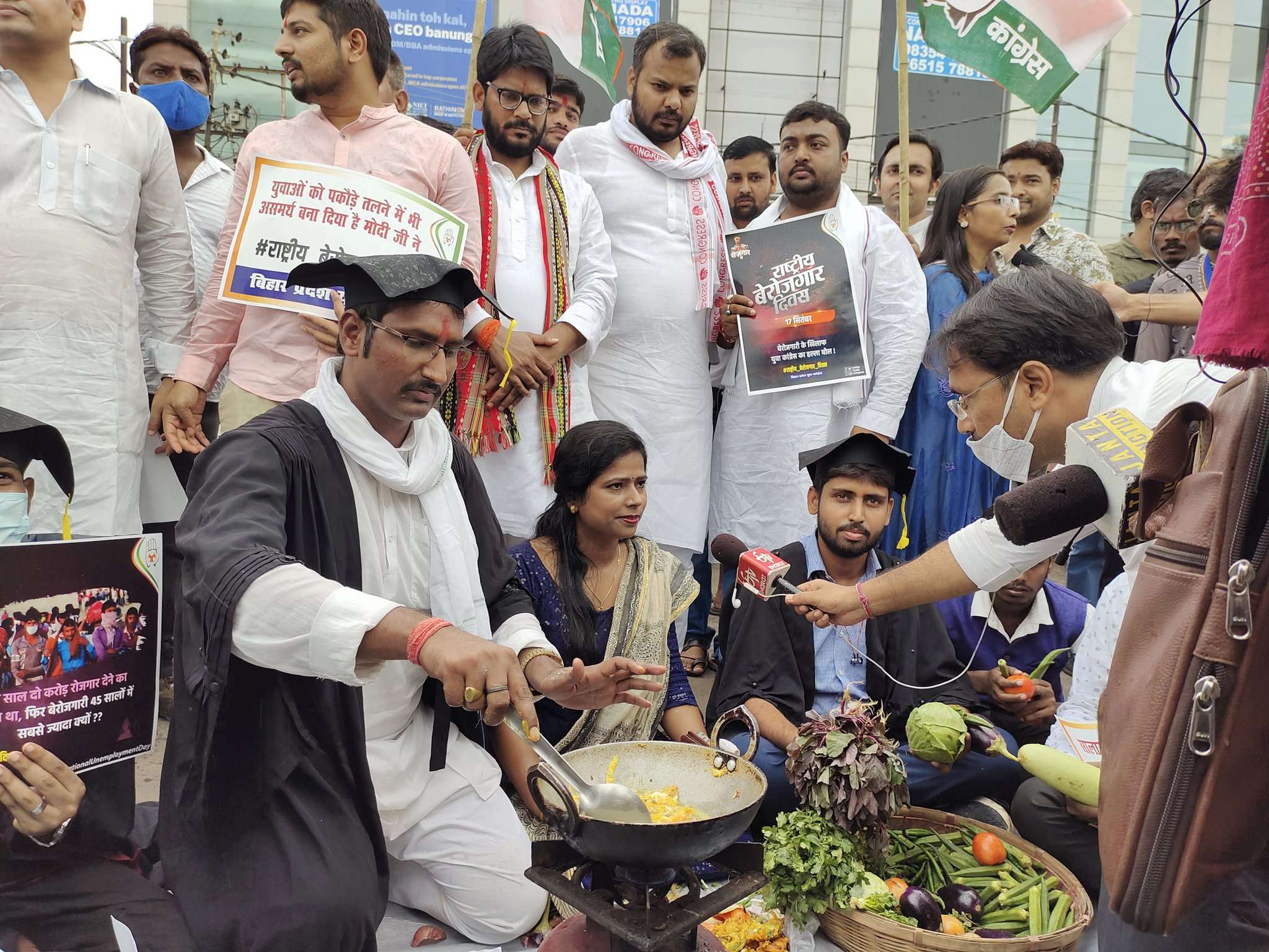 पीएम मोदी का जन्म दिन: बीजेपी ने ‘सेवा दिवस’ तो युवा कांग्रेस ने मनाया ‘बेरोज़गार दिवस’