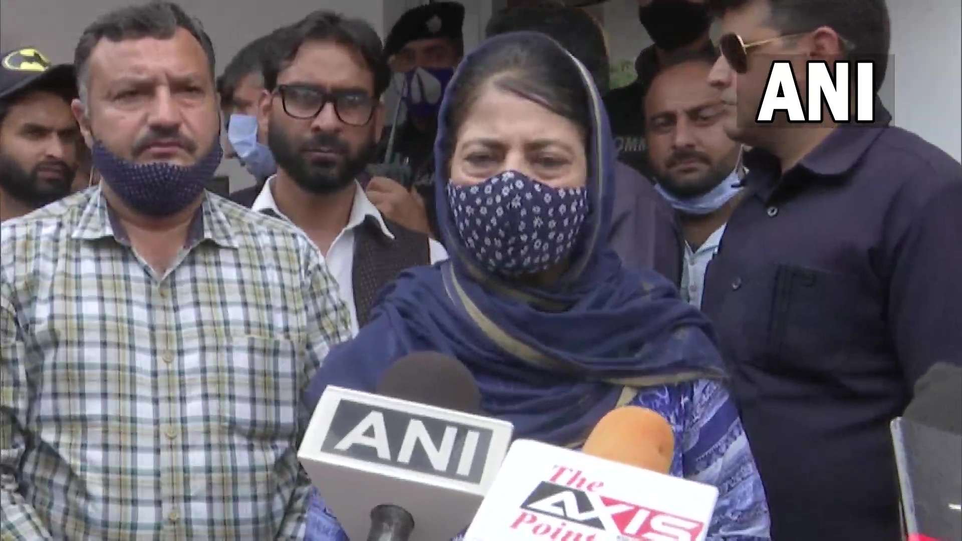 महबूबा मुफ़्ती ने केंद्र पर बोला हमला, “डाकू जो चीज लूटकर ले जाता है वो उसकी नहीं होती”