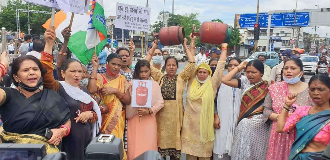 रसोई गैस की कीमतों में बढ़ोत्तरी के खिलाफ देशभर में कांग्रेस का हल्ला बोल