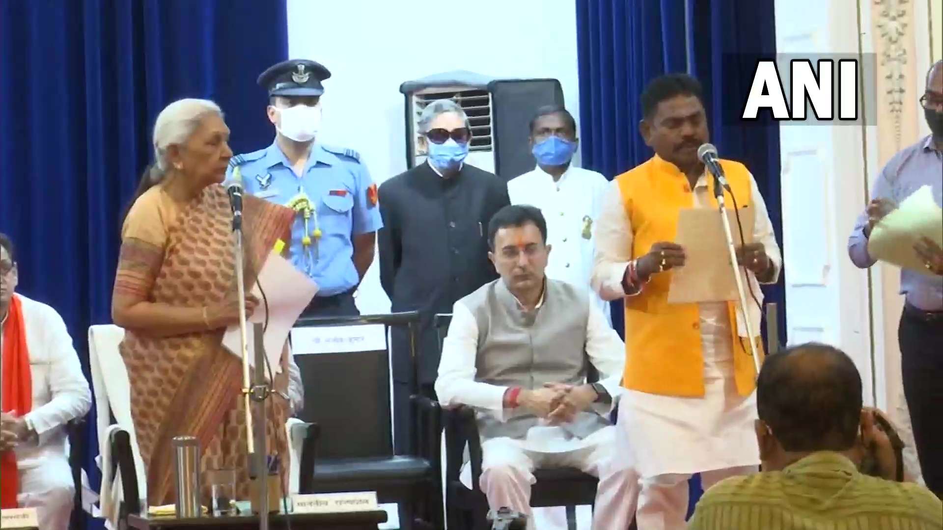 उत्तर प्रदेश में चुनाव से पहले मंत्रिमंडल विस्तार, 7 नए मंत्री बनाये गए