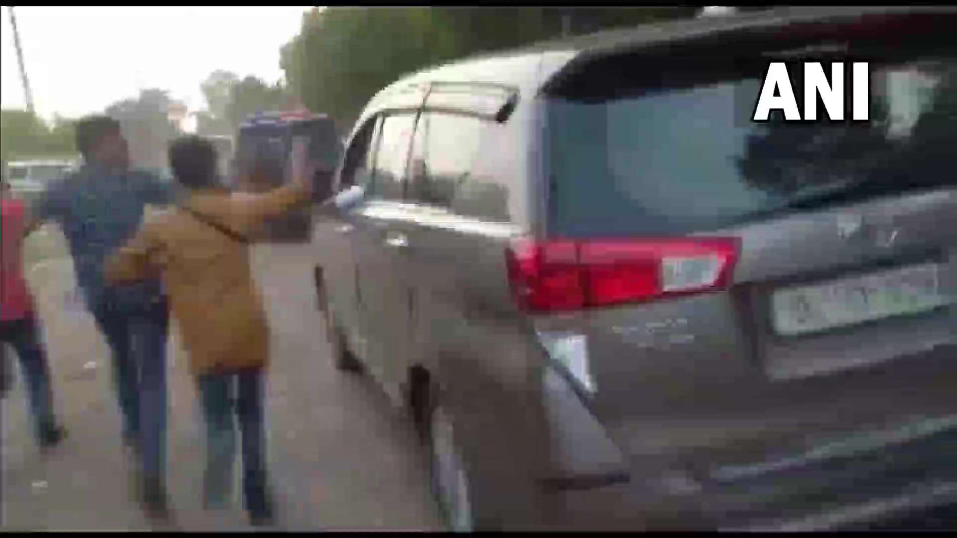 सीतापुर से लखीमपुर खीरी के लिए निकले राहुल गांधी, प्रियंका सहित अन्य नेता भी साथ में