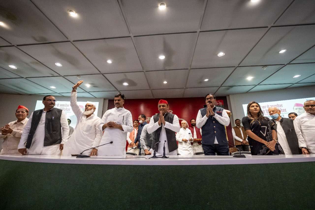 बसपा के 6 और एक बीजेपी विधायक समाजवादी पार्टी में शामिल