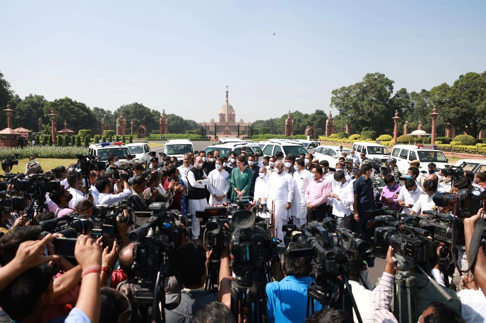 राष्ट्रपति से मिले कांग्रेस नेता, गृह राज्य मंत्री पर इस्तीफे का दबाव बढ़ा
