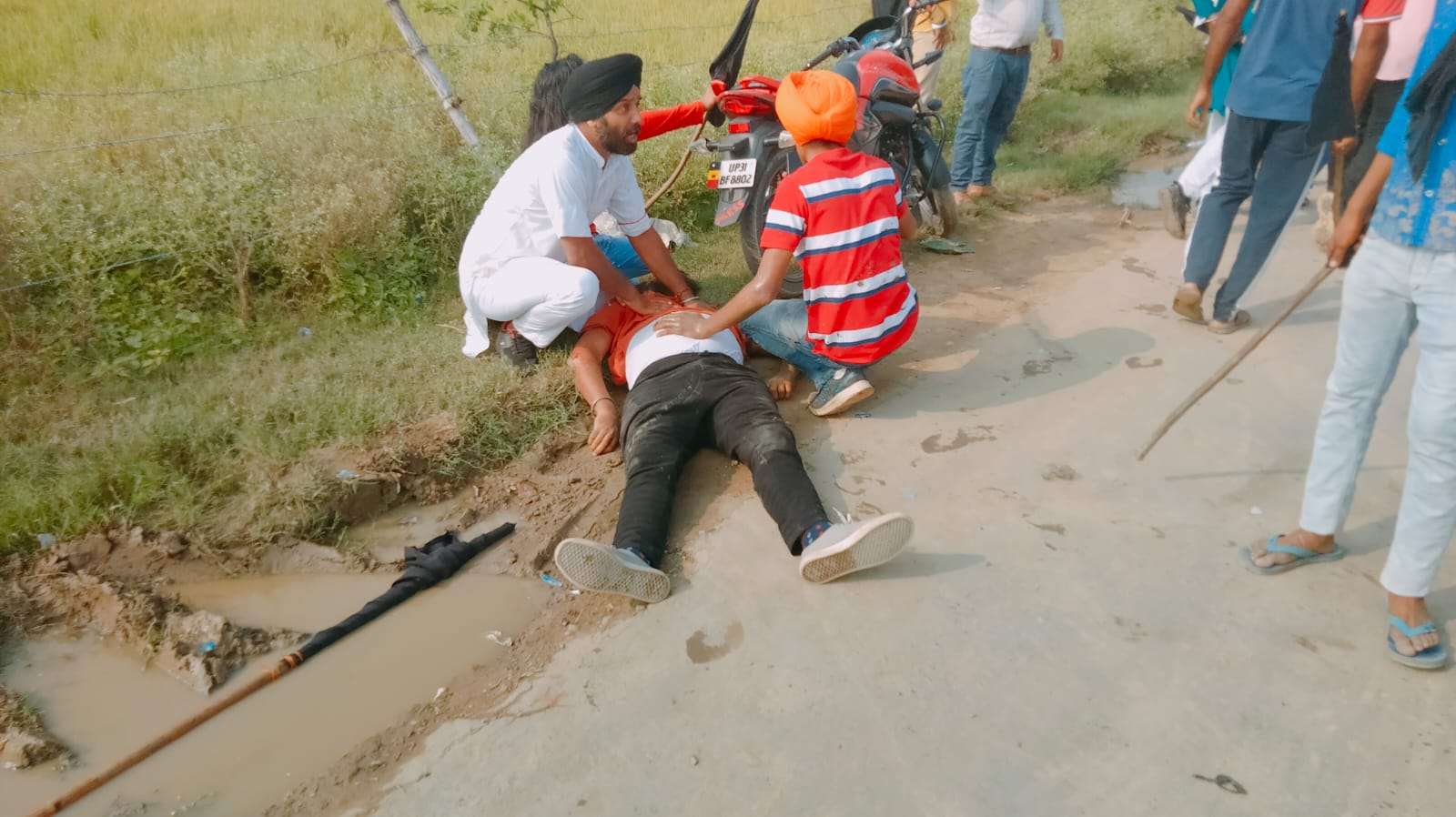 गृह राज्य मंत्री के बेटे ने कार से किसानो को रौंदा, 6 की मौत