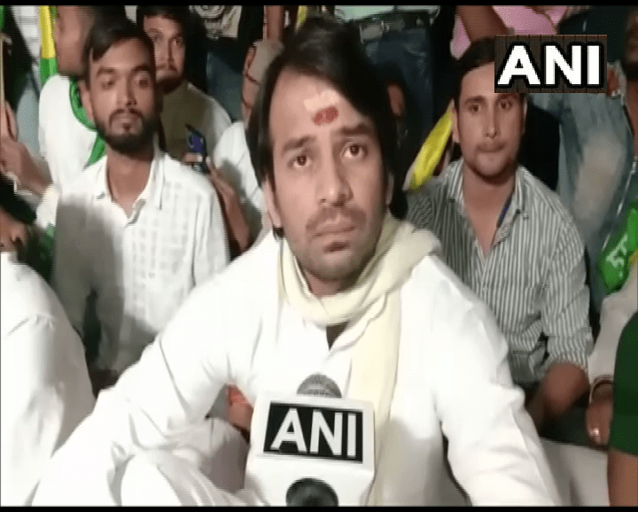 बिहार में महागठबंधन टूटा, लालू यादव के आवास पर धरने पर बैठे तेज प्रताप