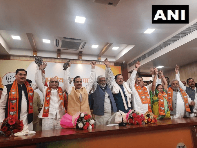 चुनाव से पहले सपा को झटका, चार एमएलसी भाजपा में शामिल