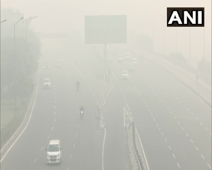 दिल्ली: प्रतिबंध के बावजूद रातभर चले पटाखे, आसमान में धुंध की मोटी चादर छाई