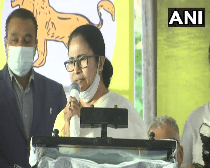 ममता का पीएम मोदी पर निशाना: चुनाव आता है तो गंगा में डूब जाते हैं, मंदिर में बैठ जाते हैं