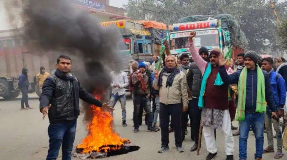 छात्र संगठनों के समर्थन में विपक्षी दलों का प्रदर्शन, दरभंगा में रेल रोकी