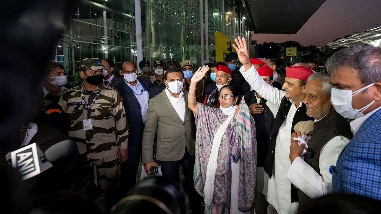 यूपी की सियासत में ममता की एंट्री, आज अखिलेश यादव के लिए करेंगी प्रचार