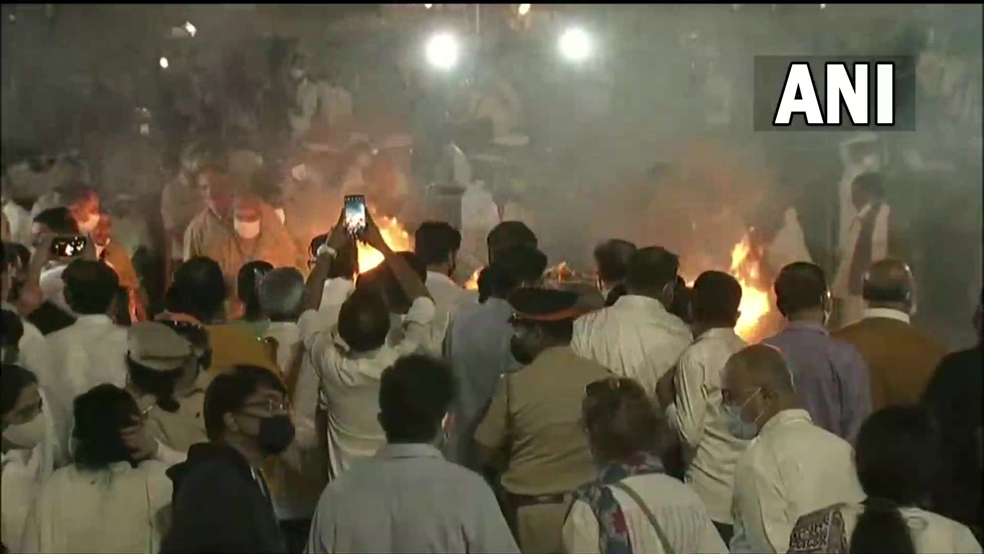 पंच तत्व में विलीन हुईं लता मंगेशकर, दो दिन के राष्ट्रीय शोक की घोषणा