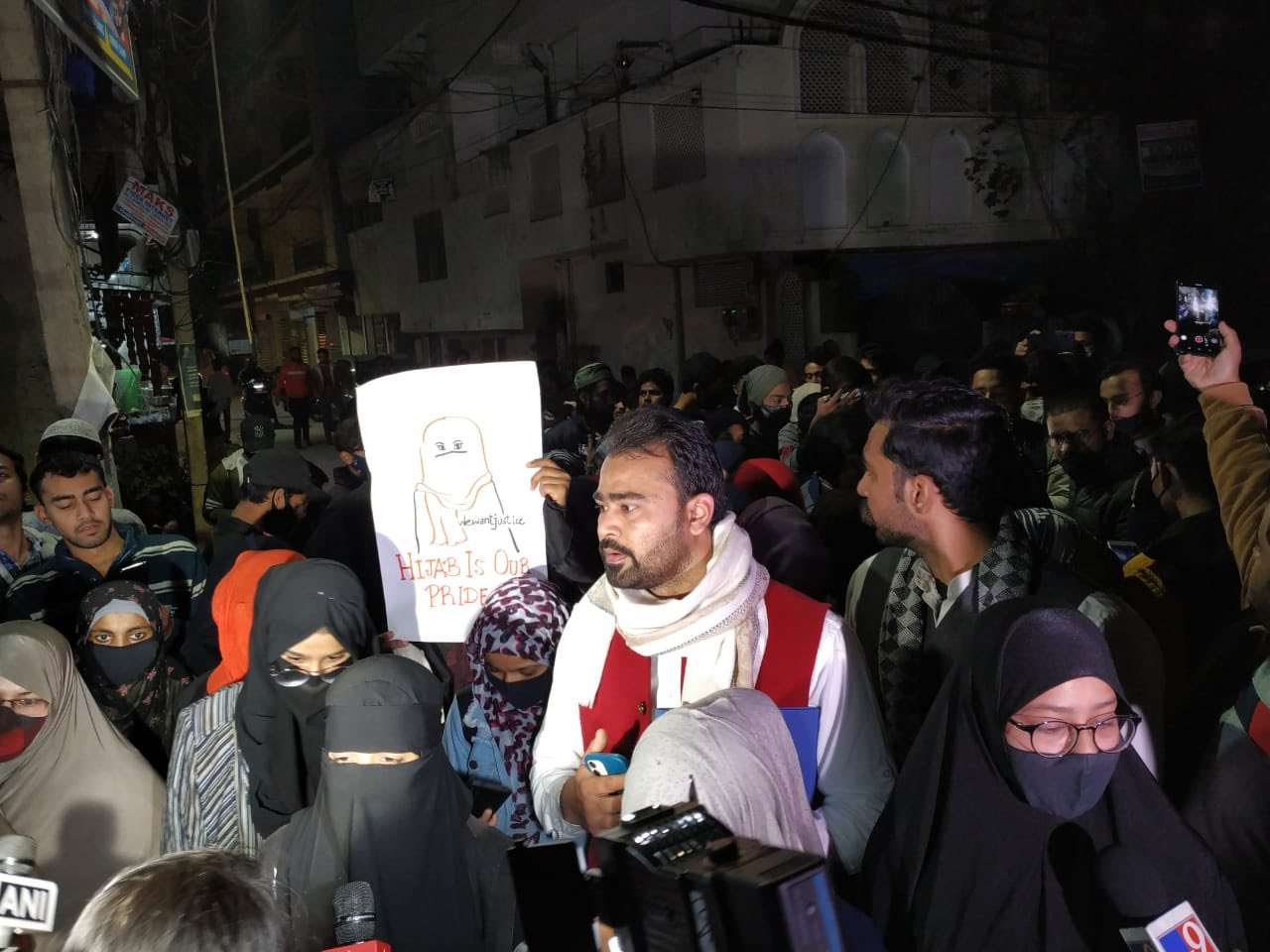 हिजाब के समर्थन में दिल्ली के शाहीन बाग़ से बंगाल के बशीरहाट तक प्रदर्शन