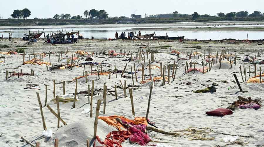 सरकार को नहीं पता कोरोना काल में कितने शव गंगा में बहाये गए