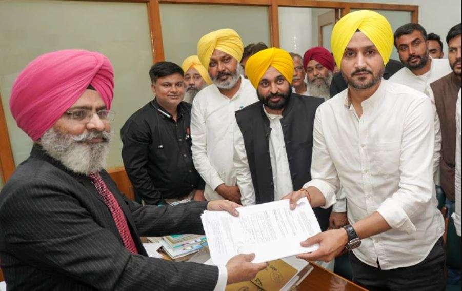 ‘आप’ ने हरभजन सिंह, राघव चड्ढा सहित 5 लोगों को बनाया राज्य सभा के लिए उम्मीदवार