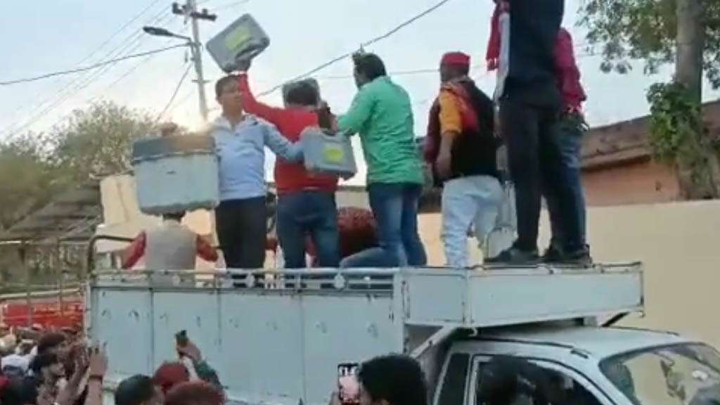 वाराणसी में EVM मिलने पर बवाल, सपा ने जताया मतगणना में हेरफेर  के षड्यंत्र का संदेह