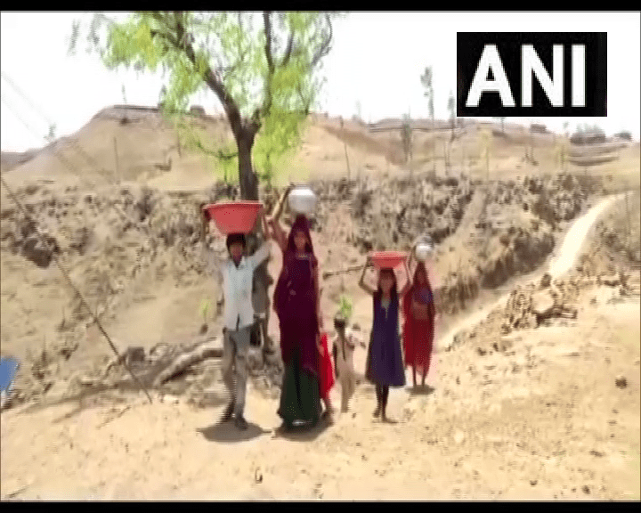 सीएम कह रहे ‘विकास की नदियां’ बह रहीं लेकिन लाईझापी में दो किमी. दूर से लाना पड़ रहा पानी