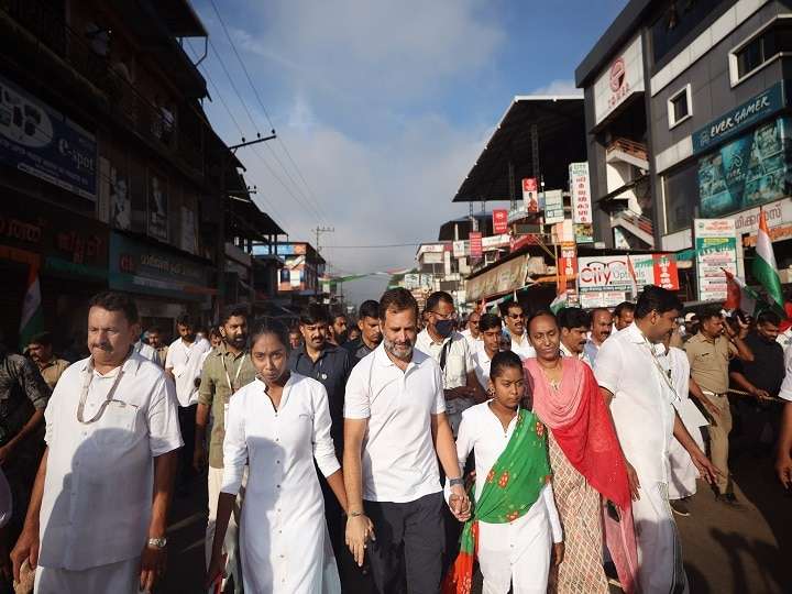 कर्नाटक : भारत जोड़ो यात्रा, घुटने में तकलीफ होने के बावजूद पहुंचे राहुल गांधी