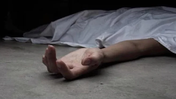 सड़क किनारे मिला चार युवकों का शव, पुलिस बता रही ये कारण, परिजनों ने जतायी हत्या की आशंका