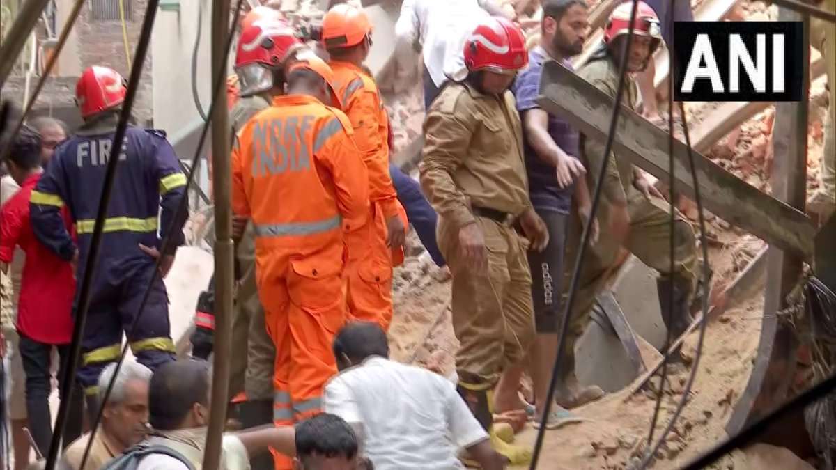 दिल्ली: आजाद मार्केट इलाके में 4 मंजिला इमारत गिरी, मलबे में 6 लोगों के दबे होने की आशंका