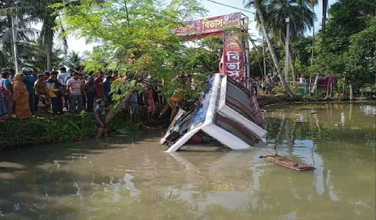 West Bengal : यात्रियों से भरी बस तालाब में गिरी, हल्दिया में बड़ा बस हादसा