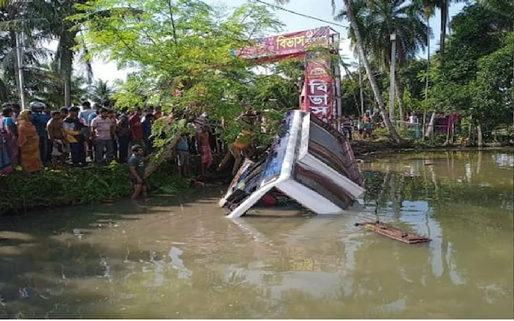 West Bengal : यात्रियों से भरी बस तालाब में गिरी, हल्दिया में बड़ा बस हादसा