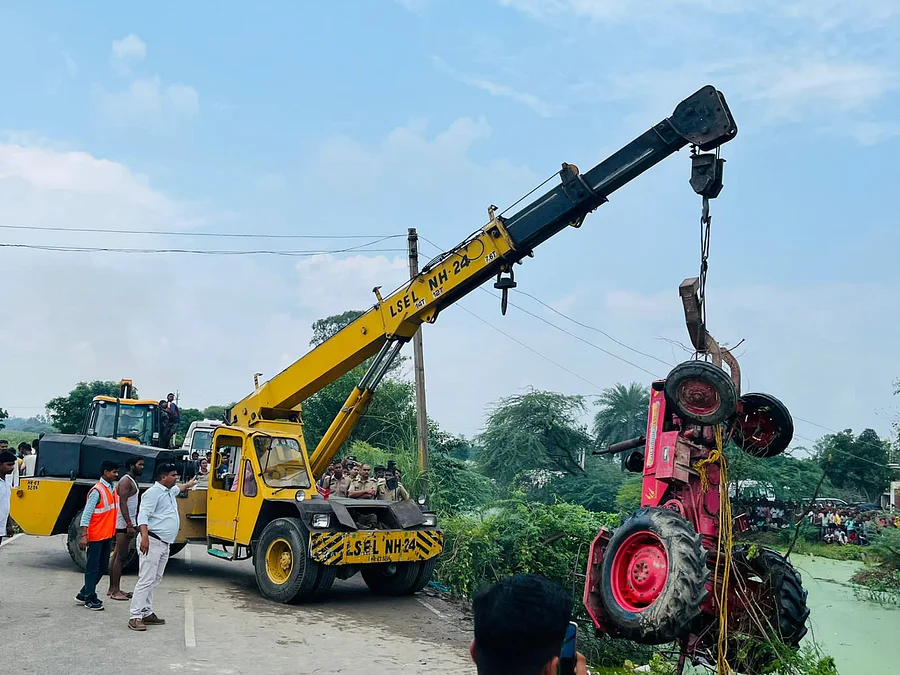 Lucknow : मुंडन कराने जा रहे ट्रैक्टर-ट्रॉली को ट्रक ने मारी टक्कर, 10 लोगों की मौत