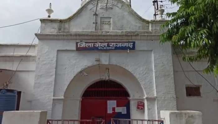 जेलर ने मुस्लिम व्यक्ति की जबरन दाढ़ी कटवाई, मुसलमानो ने जताया विरोध