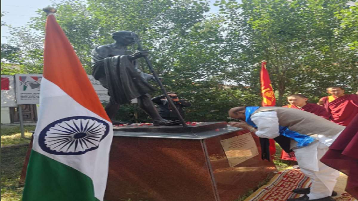 रक्षा मंत्री राजनाथ सिंह ने उलानबटोर में महात्मा गांधी की प्रतिमा पर श्रद्धांजलि अर्पित की