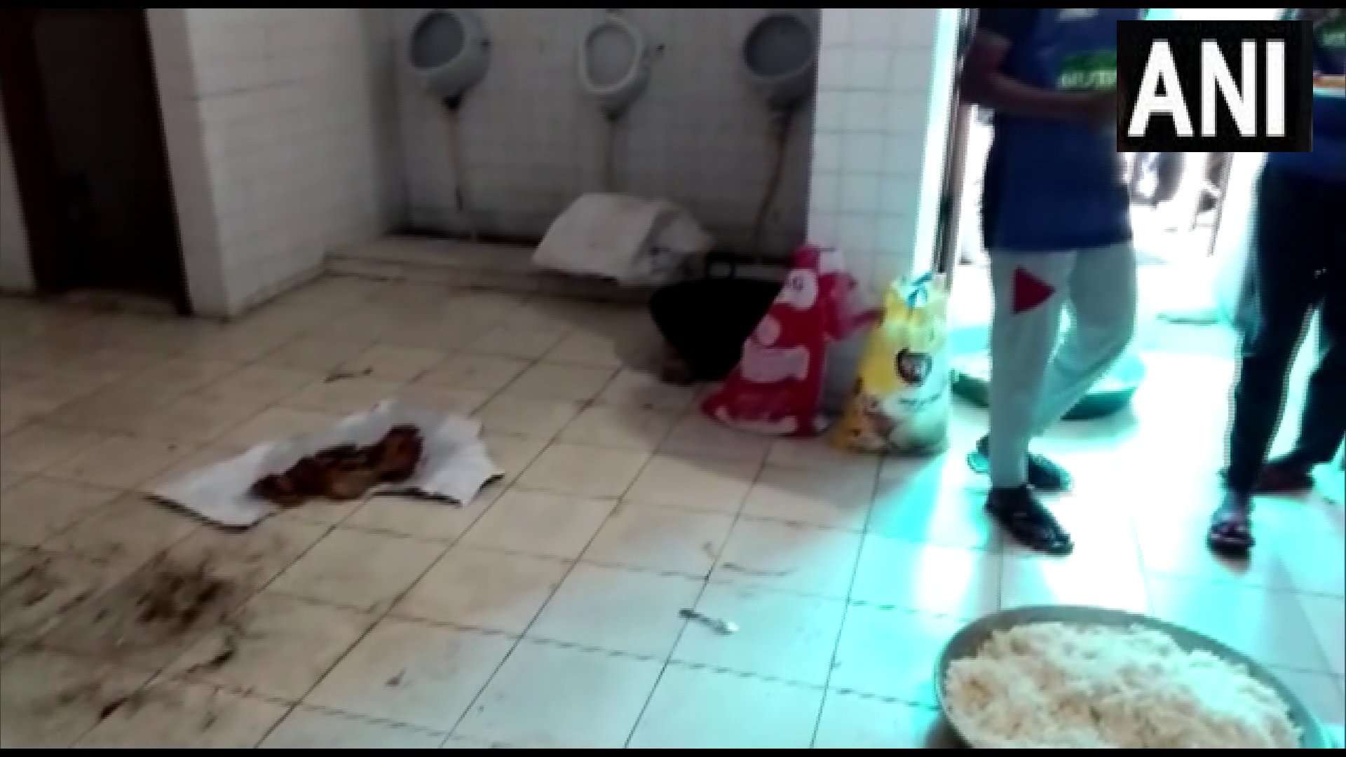 कबड्डी प्रतियोगिता में भाग लेने आयी महिला खिलाडियों को टॉयलेट में परोसा गया भोजन