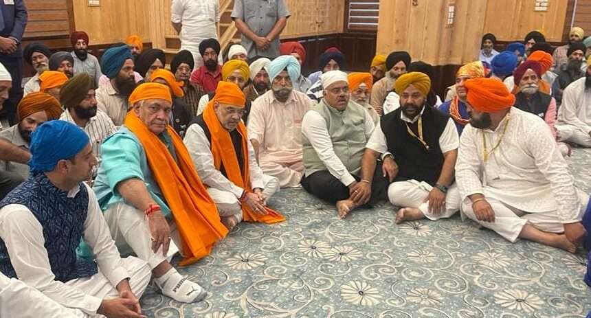 श्रीनगर : शाह ने श्रीनगर के गुरुद्वारे में मत्था टेका