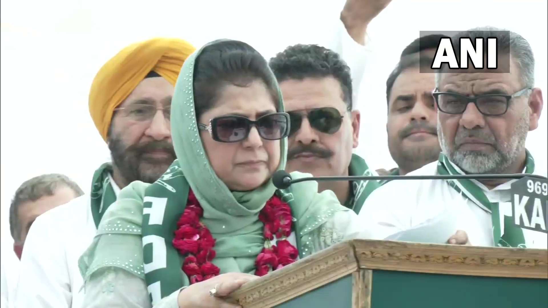 महबूबा मुफ़्ती का केंद्र और बीजेपी पर निशाना: इन्होने जम्हूरियत का बेडा गर्क कर दिया है