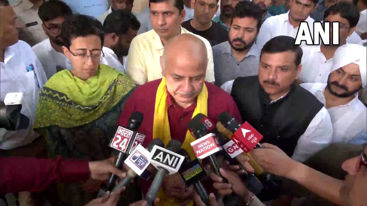 आबकारी नीति मामले में पूछताछ के लिए सीबीआई के समक्ष पेश हुए मनीष सिसोदिया