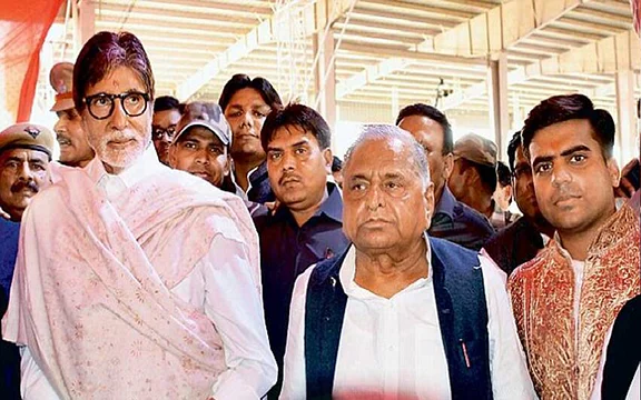 अमिताभ बच्चन के बंगले पर जब अचानक पहुंच गए थे मुलायम सिंह यादव,जिसने भी सुना दंग रह गया, जानिए पूरा मामला