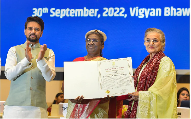 आशा पारेख : दादा साहेब फाल्के पुरस्कार से सम्मानित हुईं आशा पारेख, बोलीं?…