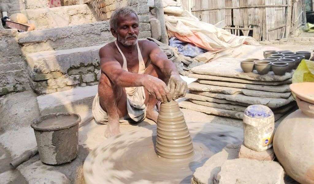 कम नहीं हुई है मिट्टी के दीयों की महत्ता