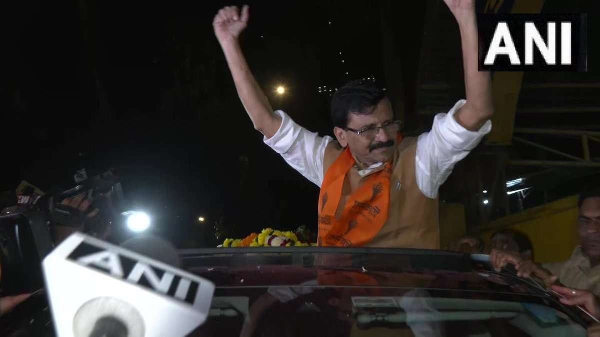 संजय राउत को मिली ज़मानत, शिवसेना ने कहा, “टाइगर वापस आ गया है”